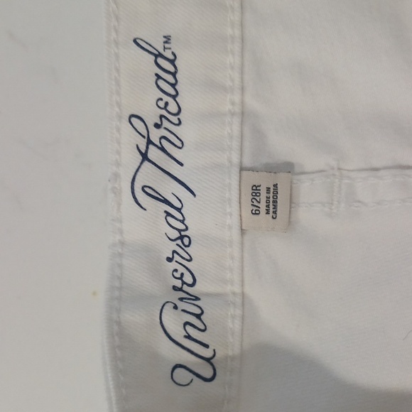 Universal Thread Shorts With Ripped Details - Picture 4 of 4